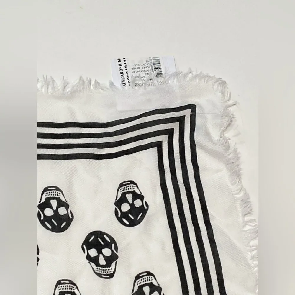 Alexander McQueen scarf in fabric with Skull print